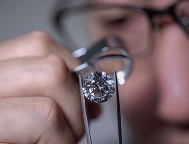 expertise diamant avec loupe professionnelle